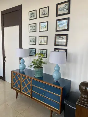 two blue lamps on a dresser in a room at Hotel Ponce de Leon in Miami