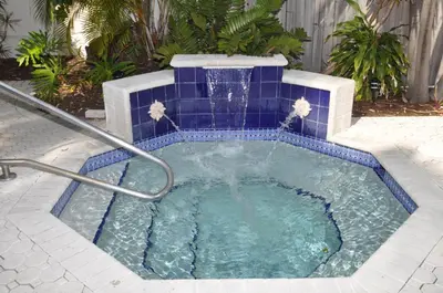 a hot tub with a fountain in a yard at Winterset in Fort Lauderdale