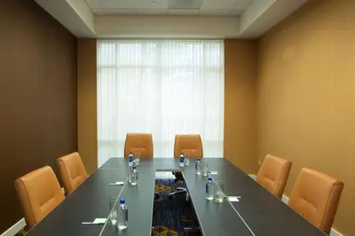 a conference room with a long table and chairs at Courtyard Miami Dadeland in Miami