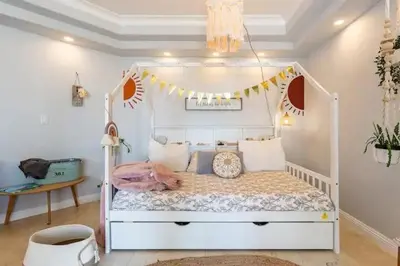 a white bed with a canopy in a room at Alquiler temporario Miami in Hollywood