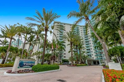 a large building with palm trees in front of it at Alquiler temporario Miami in Hollywood