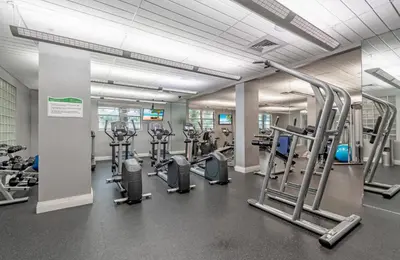 a gym with several treadmills and cardio machines at Alquiler temporario Miami in Hollywood