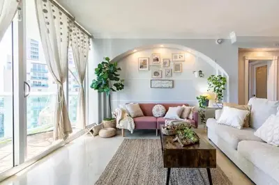 a living room with a couch and a table at Alquiler temporario Miami in Hollywood