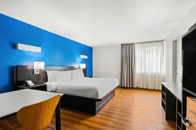 a hotel room with two beds and a blue wall at Signature Inn Miami in Miami