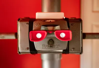 a light with red glasses on a pole at The Captain's Quarters - Home & Guesthouse in Fort Lauderdale