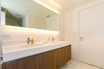 a bathroom with a sink and a mirror at Departamento en Tiffany House Fort Lauderdale beach Miami in Fort Lauderdale