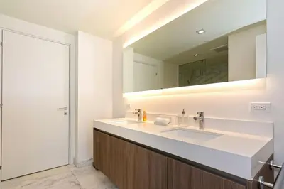 a bathroom with a sink and a mirror at Departamento en Tiffany House Fort Lauderdale beach Miami in Fort Lauderdale