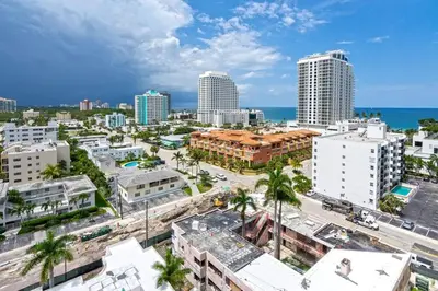 an aerial view of a city with buildings and the ocean at Departamento en Tiffany House Fort Lauderdale beach Miami in Fort Lauderdale