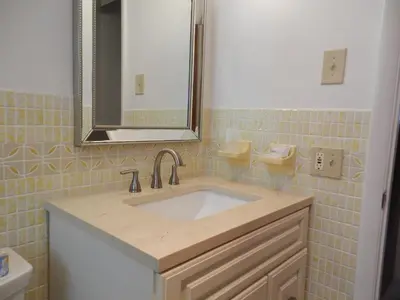 a bathroom with a sink and a mirror at Shell Motel Hollywood in Hollywood