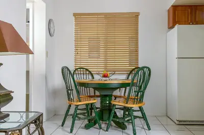 a green table and chairs in a kitchen at Shell Motel Hollywood in Hollywood