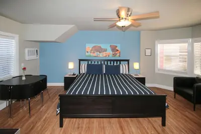a bedroom with a bed and a blue wall at Sun Beach Inn in Hollywood