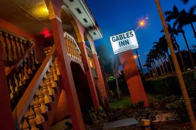 a garage limit sign in front of a building at Gables Inn in Miami