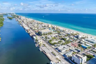 an aerial view of a beach and the ocean at Cozy apartment wsteps to beach boardwalk in Hollywood