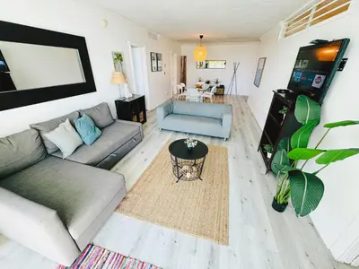 a living room with a couch and a table at Miami Hollywood Condo for 4 People 001-21vic in Hollywood
