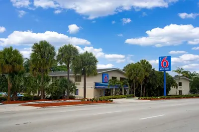 a no parking sign in front of a hotel at Motel 6-Fort Lauderdale, FL in Fort Lauderdale