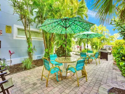 a patio with a table and chairs and umbrellas at Beach Tide Motel in Hollywood