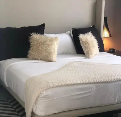 a white bed with two fluffy pillows on it at Espectacular Condo Esquina Beach House Hollywood Apartamento in Hollywood