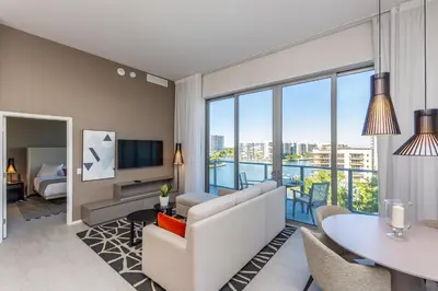 a living room with a couch and a table at Espectacular Condo Esquina Beach House Hollywood Apartamento in Hollywood