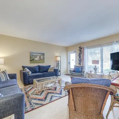 Ft Lauderdale Apt with Pool - 1 Mi to Beach Access!