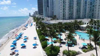 an aerial view of a beach with umbrellas and the ocean at Apartamento en la Playa The Tides in Hollywood
