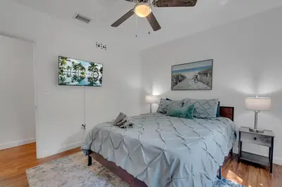 a bedroom with a bed and a ceiling fan at Casa Nikoleta Gated 3Bd 2Bth 10 Min to Beach in Miami