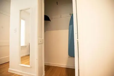 a room with a mirror and a closet at Casa Coral in Miami