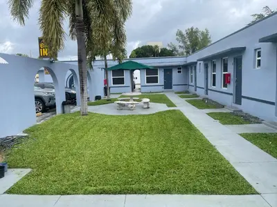 a yard in front of a building at Crown Inn in Fort Lauderdale