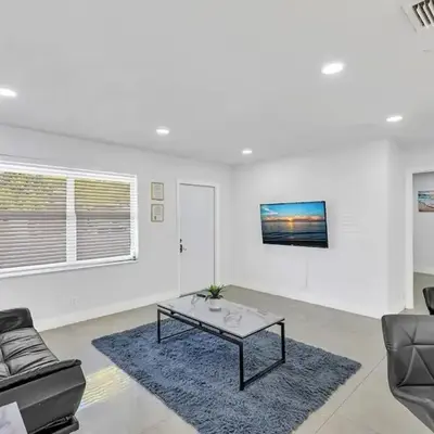 2 Bdrm Modern House Mins From Beach & Casino Hb1