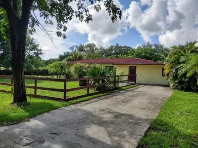 Gallery image of Sunshine Acre 2B 2B King Master Suite, BIG Yard in Davie
