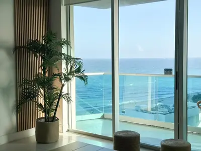 a room with a view of the ocean from a building at Amplio y moderno departamento con acceso directo a la playa in Hollywood