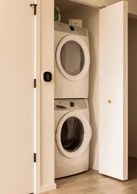 a washer and dryer in a small room at Flow Hotel Fort Lauderdale in Fort Lauderdale