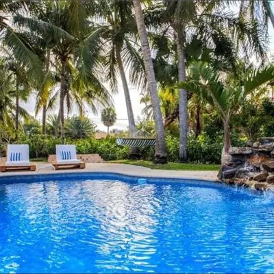 SWAYING PALM BEACH HOUSE Walk to Beach