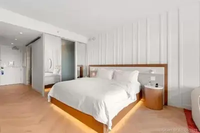 a large white bedroom with a large bed in it at Residences Suite South Beach in Miami Beach