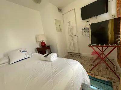 a bedroom with a bed and a flat screen tv at Habitacion Centrica Calle 8 Miami (2) in Miami