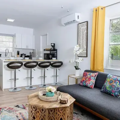 Beautiful Casita with King Bed and private patio Close to Calle 8