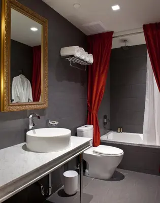 a bathroom with a sink and a toilet and a tub at Leslie Hotel Ocean Drive in Miami Beach