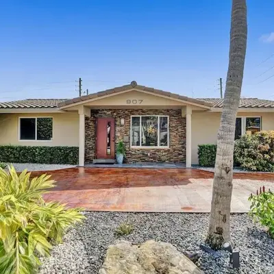 Hollywood Villa close to the BEACH w/HEATED POOL