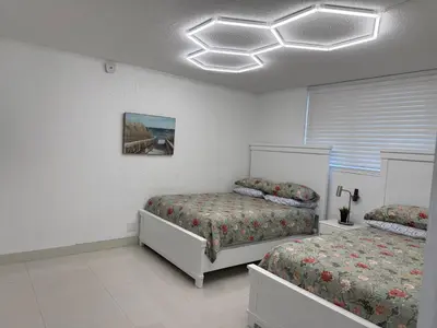 a bedroom with two beds in a room at YP PROPERTY MANAGEMENT in Hollywood