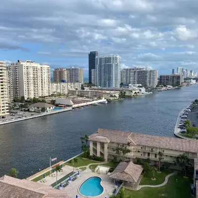 Chic Beach Studio Walk to Shore Sleeps 4 -14B