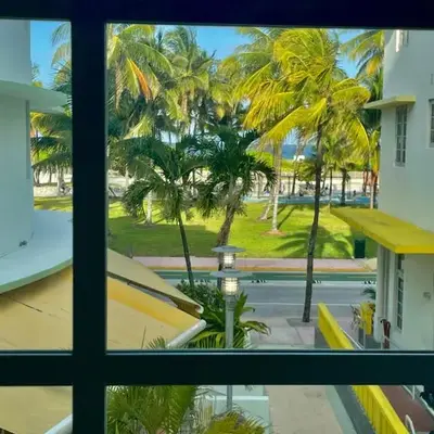 Beachfront Apt in Carlyle Hotel on Ocean Drive