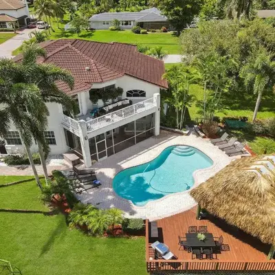 Spacious home wprivate pool game room