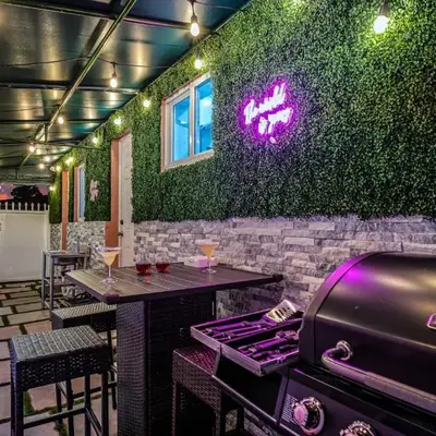 Vacay Spot Happy Escape 15 Min Beach Massage Shower Prime LOC! 6 blocks away from Bars