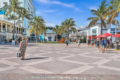 a group of people walking around a shopping center at New 2 Bed Studio Close To Beach & Casino Ha04 in Hollywood