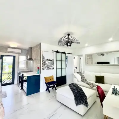 3 Seasons at the Carrington 3 Two Bedroom 1 Bath Apts -6 Bedrooms 3 bathrooms and 3 bedroom 2 bathroom Villa
