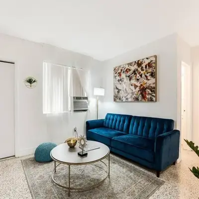 Full 1BR Apt Close Downtown with Free Parking