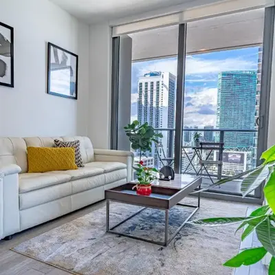 Luxurious 2-Bed Apartment with Breathtaking Bay views!!