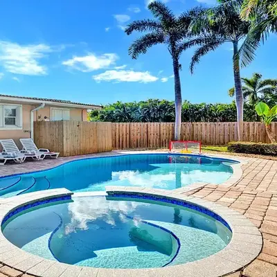 Deluxe Home Heated Pool & Jetted Tub near Beach