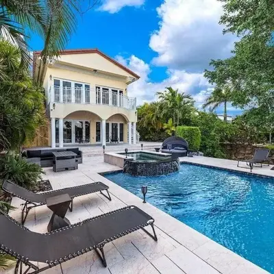 Hollywood Luxurious Waterfall Villa with Incredible views