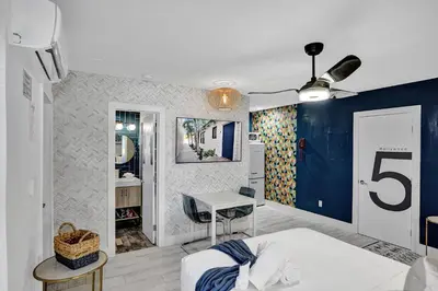 a room with a bed and a table in it at Hollywood Apartments Host by BeeNomad in Hollywood