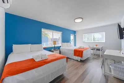 a bedroom with two beds and a blue wall at Family Friendly Beach Escape with pool and parking - M41 in Hollywood